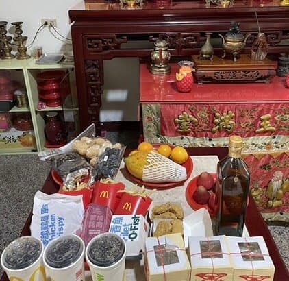 爺爺生前時常要求弟弟陪他去吃麥當勞,實際上是要帶愛吃麥當勞的弟弟去享用,但弟弟還小,誤以為爺爺最喜歡的食物是麥當勞。(圖/Dcard)