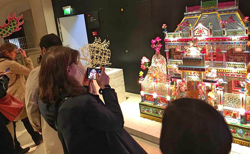 法國人在博物館拍攝台灣紙紮藝術品